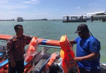 Tinjau Pelabuhan Pancung, Kapolsek KKP Ingatkan Pentingnya Penggunaan Life Jacket