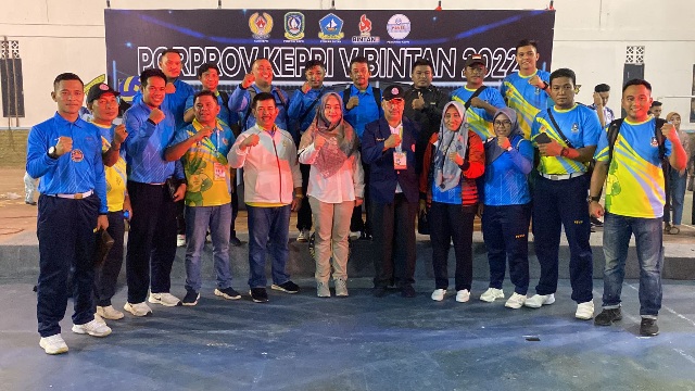Ketua PBVSI dan Ketua Panitia Pelaksana Berikan Ketua PBVSI dan Ketua Panitia Pelaksana Berikan