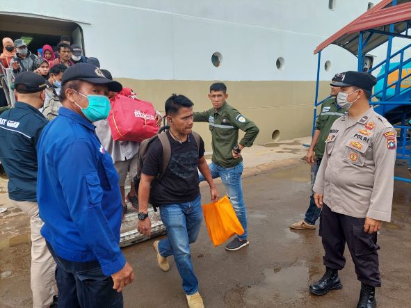 Personel polsek KKP Lakukan pengamanan kedatangan KM Kelud di Pelabuhan Batu Ampar