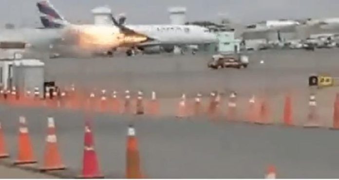 Pesawat LATAM Airlines di Peru Terbakar