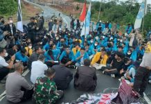 Pimpinan DPRD Layani Dialog Mahasiswa di Jalan Masuk Kantor DPRD Kepri Pimpinan DPRD Kepri Layani Pimpinan DPRD Layani Dialog Mahasiswa di Jalan Masuk Kantor DPRD Kepri
