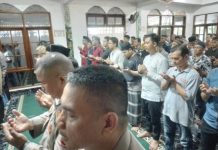 Personel Polsek Sekupang dan Masyarakat Doakan Korban Gempa Cianjur