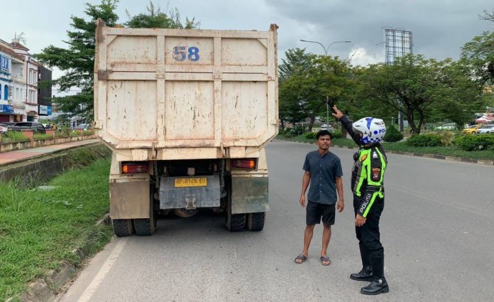 Satlantas Barelang Ingatkan Supir Truck Angkut Material Harus Tutup Terpal