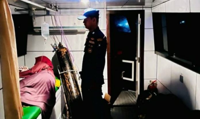 Tim Satpolairud Polresta Tanjungpinang Evakuasi Pasien di Speed Boat Puskesmas Anambas