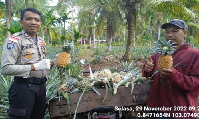 polisi dengan petani
