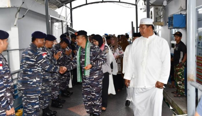 Bupati Anambas Abdul Haris Sambut Kedatangan Danlanal Tarempa Letkol Laut (P) Ibni Jauhari