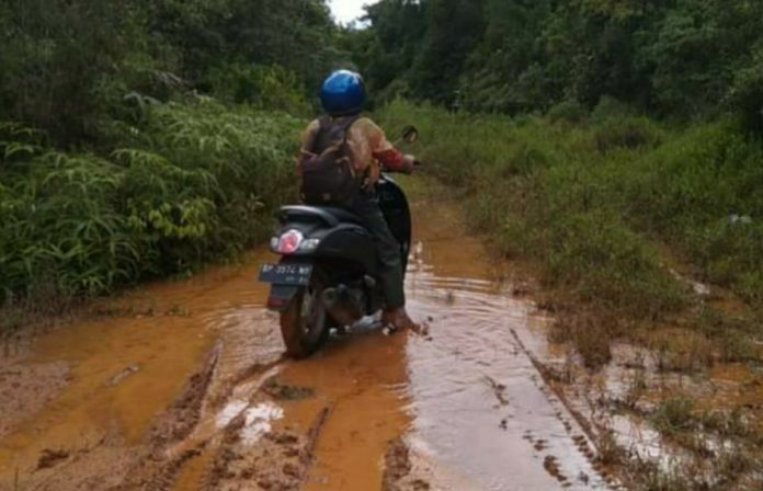 Jalan ke Kampung Tua Segeram Natuna Minim Akses