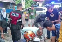 Pelajar SMP Tewas Terbawa Arus Banjir Di Karimun, Dua Orang Kritis Anggota kepolisian dibantu oleh warga mengevakuasi jasad