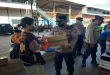 Polsek Lubuk Baja Berikan Pengamanan Pembagian Sembako ke Masyarakat Kampung Pelita