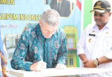 Tumbuhkan Minat Baca, Gedung Perpustakaan Desa Pangke Barat Diresmikan Presiden direktur PT Saipem Indonesia