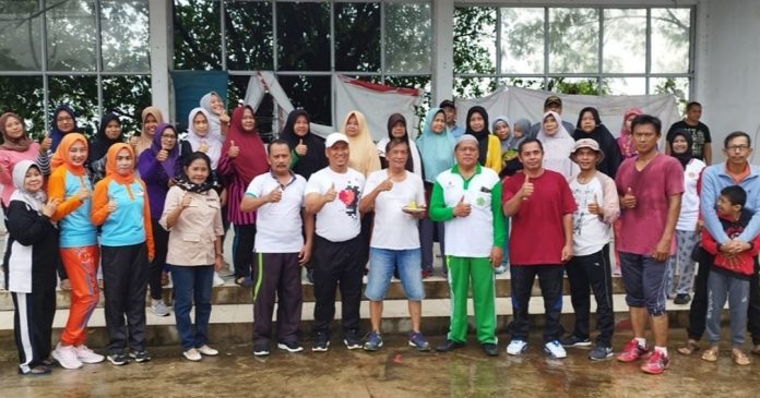 Budayakan Hidup Sehat, Nyanyang Senam Bareng Warga Bengkong Kartini