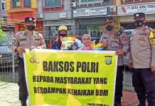 Jum’at Berkah, Polsek Lubuk Baja Bagikan Sembako ke Masyarakat Kurang Mampu