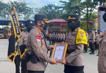 Kapolsek Sei Beduk AKP Betty Terima Penghargaan Polsek Terbaik dari Kapolresta Barelang Kapolsek Sei Beduk AKP Betty Terima Penghargaan Polsek Terbaik dari Kapolresta Barelang