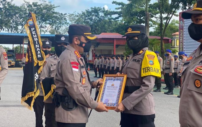 Kapolsek Sei Beduk AKP Betty Terima Penghargaan Polsek Terbaik dari Kapolresta Barelang