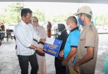 Rudi Salurkan Bantuan BLT dan Minta Dukungan Warga Bangun Batam Moderen