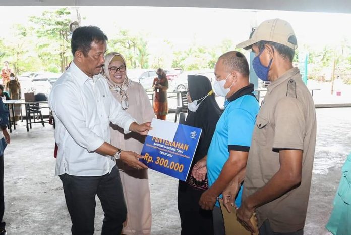 Rudi Serahkan Bantuan BLT ke Masyarakat