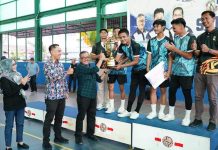 Tim PSTI Batam Juara 1, Jefridin Ucapkan Selamat dan Tingkatkan Prestasi Sekda Jefridin Memberikan Piala