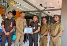 Cabjari Natuna di Tarempa Terima Penghargaan dari Pemkab Anambas Cabjari Natuna di Tarempa Terima Penghargaan Anambas