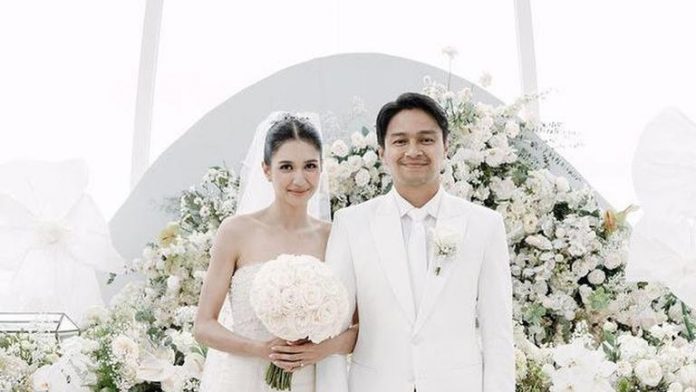 Deva Mahenra dan Mikha Tambayong Resmi Menikah