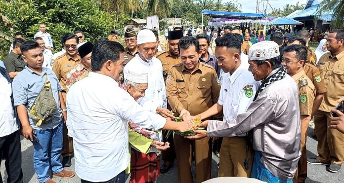 Gubernur Kepulauan Riau H. Ansar Ahmad berama Kadis PUPR Kepri Ir H Abu Bakar meresmikan jalan Trans Batubi – Kelarik di Kabupaten Natuna