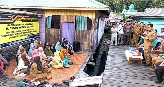 Warga Tanjung Kumbik, Pulau Tiga Barat Senang, Rumahnya Kini Terang Benderang Warga Tanjung Kumbik, Pulau Tiga Barat Senang, Rumahnya Kini Terang Benderang