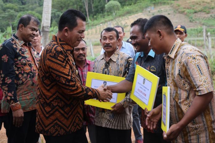 KEPRI-Gubernur Kepri Ansar Ahmad menyerahkan bantuan alat pertanian kepada sejumlah kelompok tani