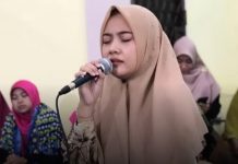 Qariah Nadia Hawasyi Korban Saweran saat Lantunkan ayat-ayat Suci Al-Qur’an Qariah Nadia Hawasyi disawer saat melantunkan ayat-ayat suci
