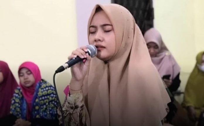Qariah Nadia Hawasyi disawer saat melantunkan ayat-ayat suci