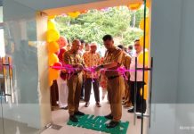 Warga Pulau Tiga Bahagia Puskesmas Berdiri Kokoh Bupati Natuna, Wan Siswandi saat meresmikan Puskesmas Pulau Tiga di Pulau Tiga,