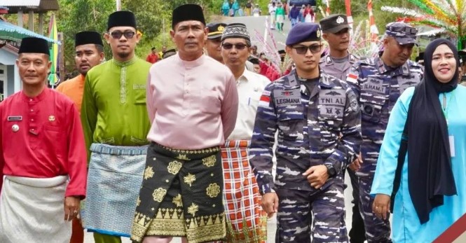 Asisten II Ody Karyadi Lepas Pawai Taruf STQH Asisten II Ody Karyadi Lepas Pawai Ta'aruf STQH