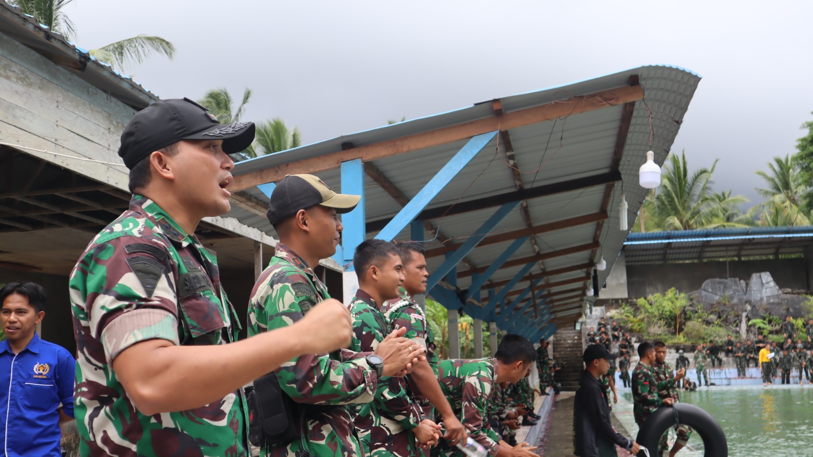 Komandan Bataliyon Komposit 1/GP, Letkol Inf. Saiful Rizal memberikan semangat anak buahnya