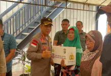 Kapolresta Barelang Bagikan Sembako ke Warga Sekitar TPA Punggur Kapolresta Barelang Bagikan Sembako ke Warga Punggur