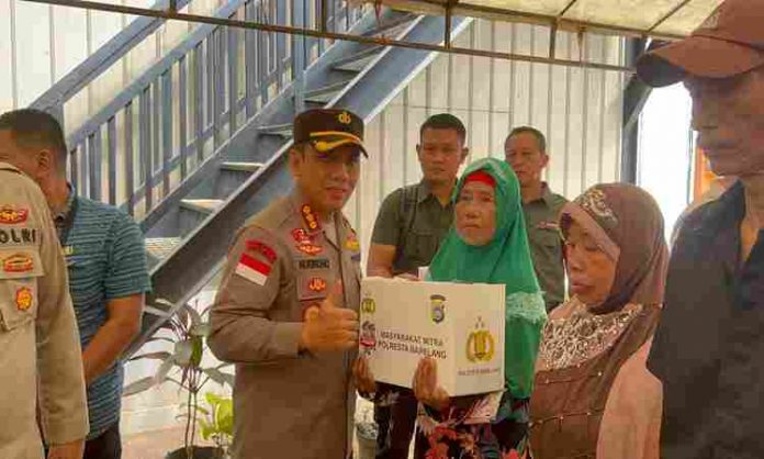 Kapolresta Barelang Bagikan Sembako ke Warga Punggur