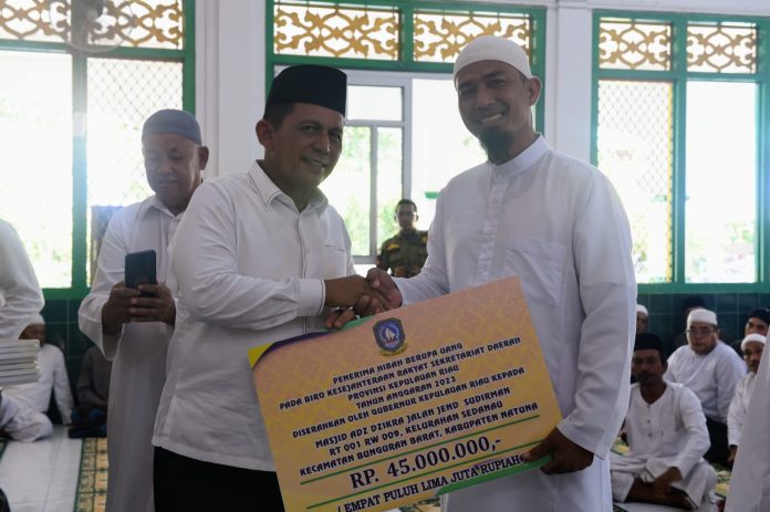 Gubernur Ansar Serahkan Bantuan Rumah Ibadah Saat Peringatan Isra Mirad 1444 H di Mesjid An Nur Sedanau Natuna