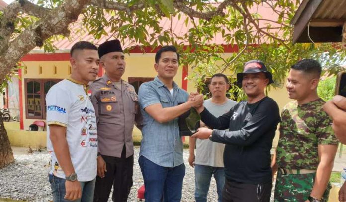 Insan Pers Anambas Serahkan Plakat Kenang-Kenangan ke Kacabjari Roy Huffington