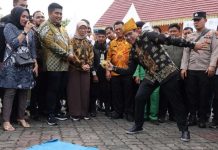 Menteri Desa Abdul Halim Iskandar Main Gasing di Bazar BUMDes 2023 di Bintan Menteri Desa Abdul Halim Iskandar Main Gasing di Bazar BUMDes 2023 di Bintan