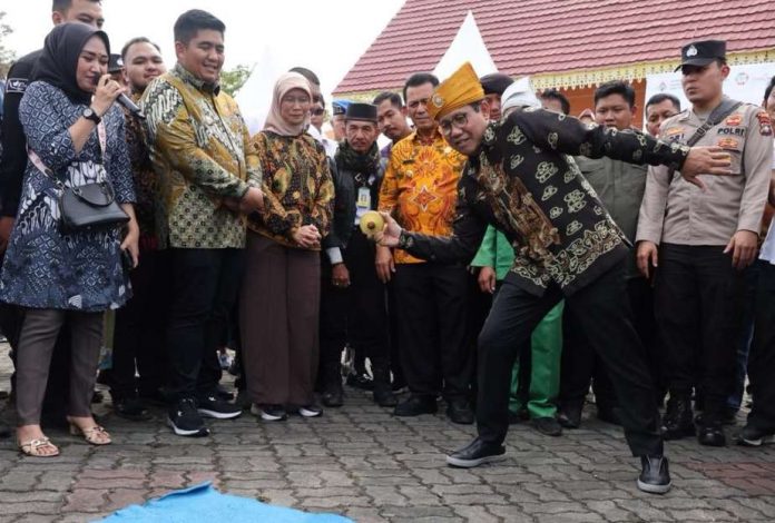 Menteri Desa Abdul Halim Iskandar Main Gasing di Bazar BUMDes 2023 di Bintan