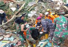 Pasukan PRCPB Korem 033 WP Tiba di Serasan Bahu membahu TNI Angkatan Laut, Dispen Kormar (Natuna). Prajurit Satgas Kompi Komposit Marinir Natuna IV evakuasi korban longsor
