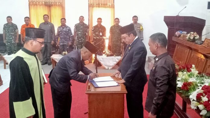 Ketua DPRD Natuna, Daeng Amhar memimpin jalannya rapat paripurna DPRD Ketua DPRD Natuna, Daeng Amhar memimpin jalannya rapat paripurna DPRD