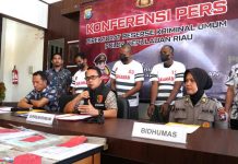 Ditreskrimum Polda Kepri Tahan 3 Tersangka Pengrusakan Pagar Milik PT Putra Surya Batam Ditreskrimum Polda Kepri Tahan 3 Tersangka Pengrusakan Pagar Milik PT Putra Surya Batam