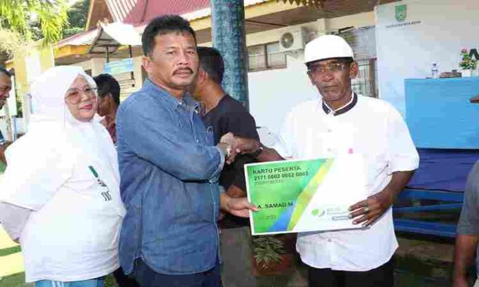 Rudi Serahkan Bantuan Pembiayaan BPJS Tenaga Kerja