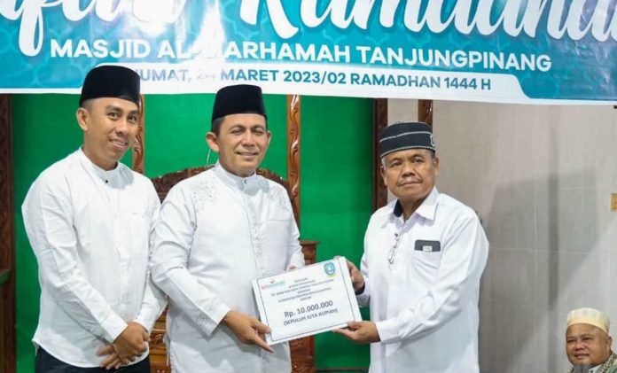 Gubernur Ansar Bantu Rp 10 Juta Masjid Al-Marhamah Tanjungpinang