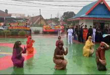 Diguyur Hujan, Ibu-ibu Darmawanita KPLP Kelas II Tanjunguban Tetap Semangat Rayakan Puncak HUT KPLP Ke-50