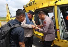 Terbang ke Serasan Kapolda Kepri Bawa Sembako Untuk Keluarga Korban Longsor