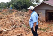 Ketua DPRD Natuna Apresiasi Reaksi Cepat Tim Evakuasi Tangani Bencana Ketua DPRD Natuna Daeng Amhar salud sekaligus banga tim gerak cepat dalam menangani bencana tanah longsor di desa Pangkalan Kecamatan Serasan