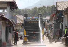 Pasca Erupsi Gunung Merapi, Polisi Bersihkan Jalan Dampak Abu Vulkaniknya