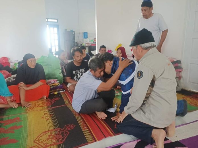 Hadi Candra dan Haji Ilyas Sabli tiba di Serasan, Minggu, 12 Maret 2023 malam.