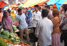 Wabup Risnawanto dan Kapolres Pasbar Pantau Harga dan Ketersedian Sembako di Pasar Simpang Tigo, Hari ke 2 Puasa