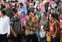 Gubernur Ansar Serahkan Bantuan Insentif Guru SLTA Swasta se Kota Batam