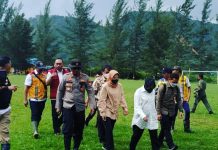 Mensos Tri Rismaharini Gerak Cepat Penanganan Kemensos untuk Korban Longsor Serasan Tri Rismaharini Menteri Sosial (Mensos) RI mendarat mengunakan helikopter untuk penyaluran bantuan longsor ke Pulau Serasan Kabupaten Natuna Provinsi Kepulauan Riau, Jum'at, (10/3/2023) pagi.